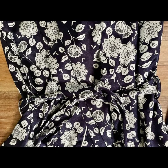 Linea Donatella Silky Soft Navy Blue Floral Robe - like new!!! 🌷 Size Small - Picture 6 of 6